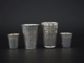 Vente aux enchères Ensemble comprenant :  - une suite de deux verres à liqueur en argent 