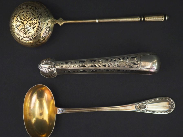 Ensemble comprenant :  - une cuillère à saupoudrer de style Louis XVI 