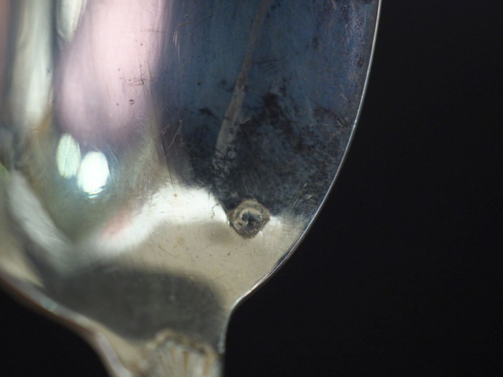 Seize petites cuillères en argent 925, poinçon Minerve, modèles dépare