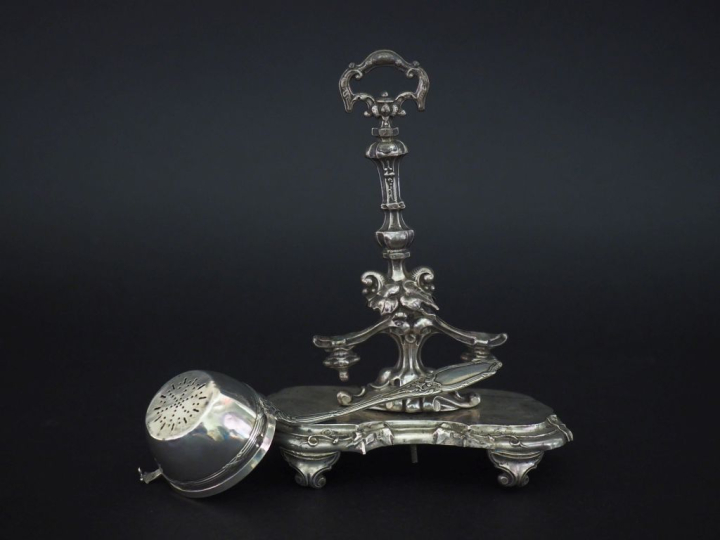Ensemble comprenant :  - une passette à thé de style Louis XVI en arge