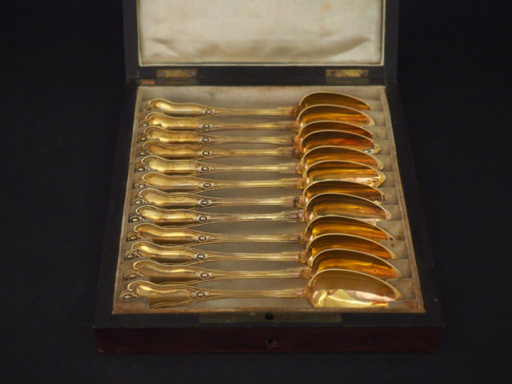 Suite de douze cuillères à thé de style Louis XV en vermeil 925, poinç