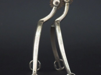 Vente aux enchères Paire d'éperons en argent, poinçon cygne.  Poids. 225 g   