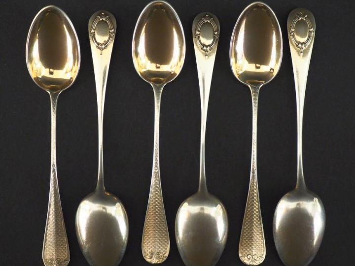 Suite de six petites cuillères de style Louis XVI en argent et vermeil