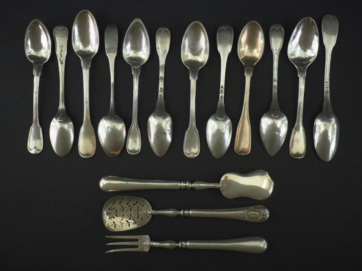 Douze petites cuillères en argent, poinçons et modèles dépareillés.  P