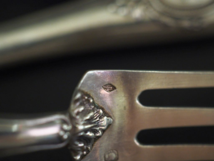 Douze petites cuillères en argent, poinçons et modèles dépareillés.  P