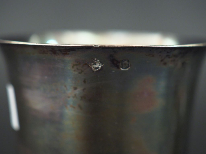 Ensemble comprenant :  - une timbale sur piédouche en argent 925, poin
