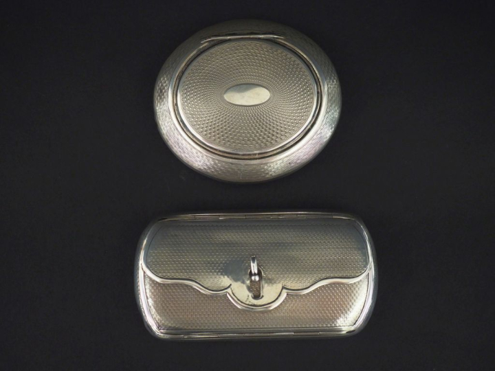 Ensemble comprenant :  - une boite ovale en argent, à décor guilloché.