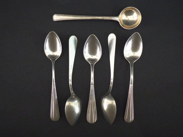 Suite de cinq petites cuillères en argent, poinçon cygne, à décor de c