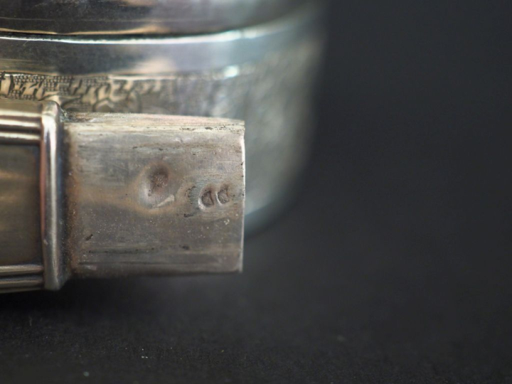 Ensemble comprenant :  - un petit étui à aiguille de style Louis XVI e