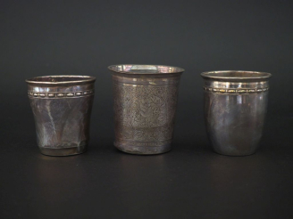 Vente aux enchères Ensemble comprenant :  - une timbale à fond plat en argent 925, poinço