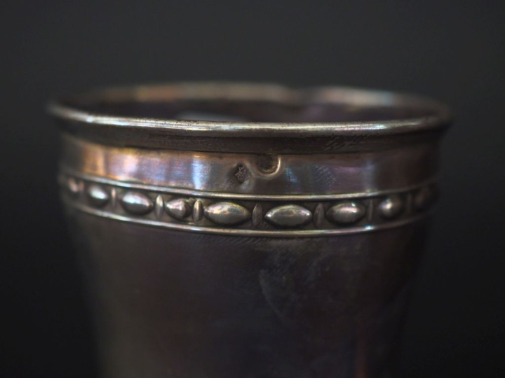 Ensemble comprenant :  - une timbale à fond plat en argent 925, poinço