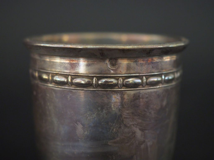 Ensemble comprenant :  - une timbale à fond plat en argent 925, poinço