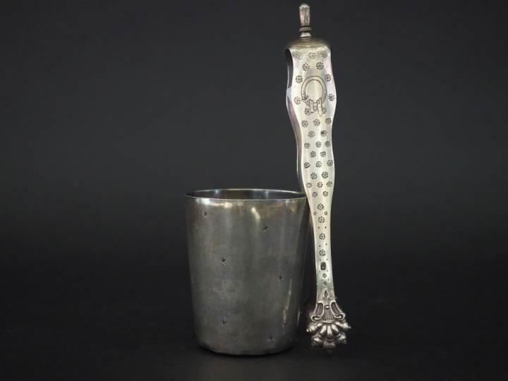 Ensemble comprenant :  - une timbale à fond plat en argent 925, poinço