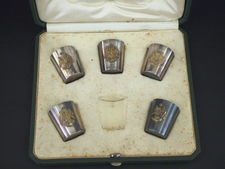 Suite de cinq verres à liqueur en argent 925, poinçon Minerve, à décor