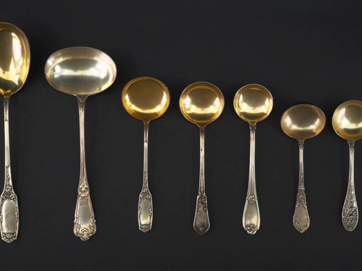 Ensemble comprenant :  - une cuillère de service de style Louis XVI en