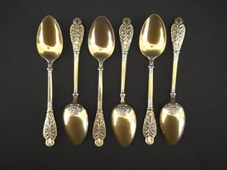 Vente aux enchères Une suite de six petites cuillères en argent et vermeil, modèle feuill