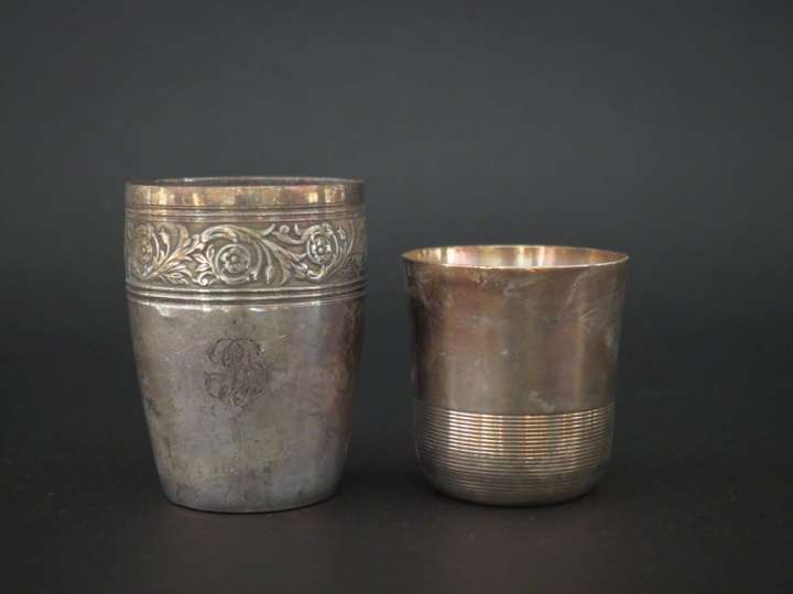 Ensemble comprenant :  - une timbale en argent 925, poinçon Minerve, à