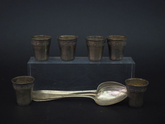 Vente aux enchères Suite de six verres à liqueur en argent 925, poinçon Minerve, à décor 