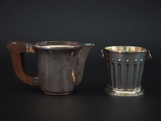 Vente aux enchères Pot à crayons cannelé en argent, poinçon cygne.  H. 7 cm Poids. 94 g O