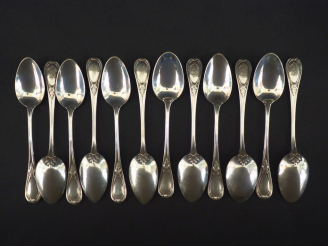 Vente aux enchères Ensemble comprenant :  - une suite de six petites cuillères en argent 