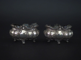 Vente aux enchères Paire de salerons de style Louis XV en argent 925, poinçon Minerve, à 