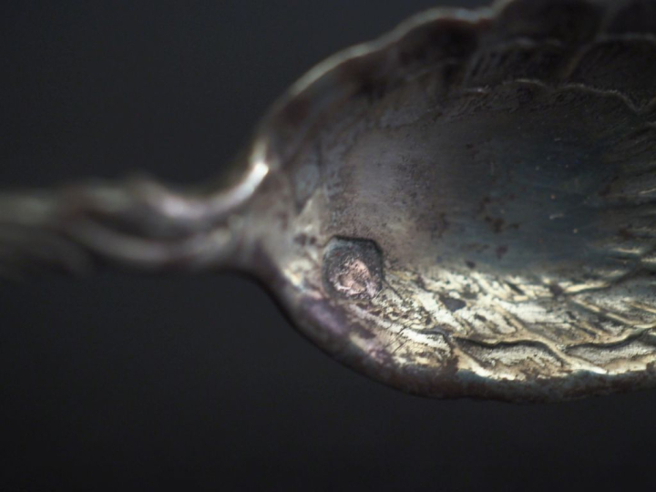 Ensemble comprenant :  - un moutardier de style Louis XV en argent 925