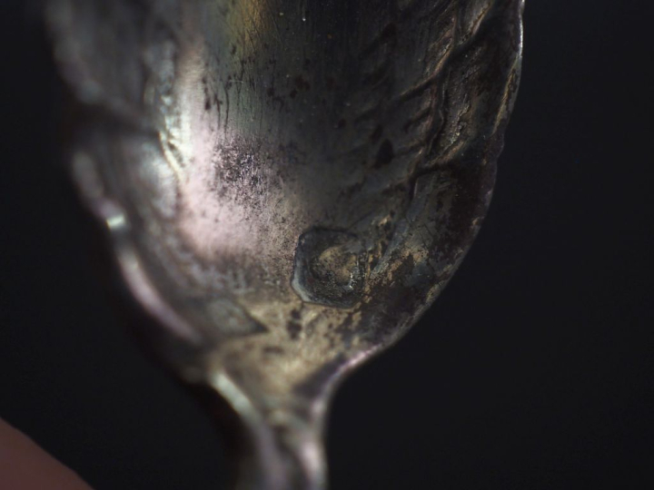 Ensemble comprenant :  - un moutardier de style Louis XV en argent 925