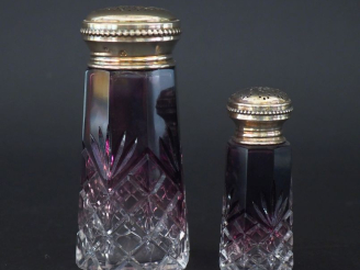 Vente aux enchères Salière et poivrier en verre bicolore et argent 925, poinçon Minerve. 