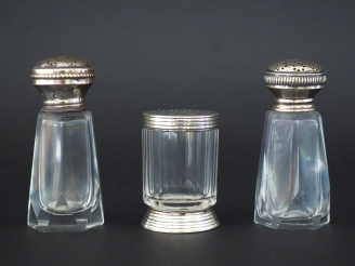 Vente aux enchères Ensemble comprenant trois différentes salières en verre, monture argen