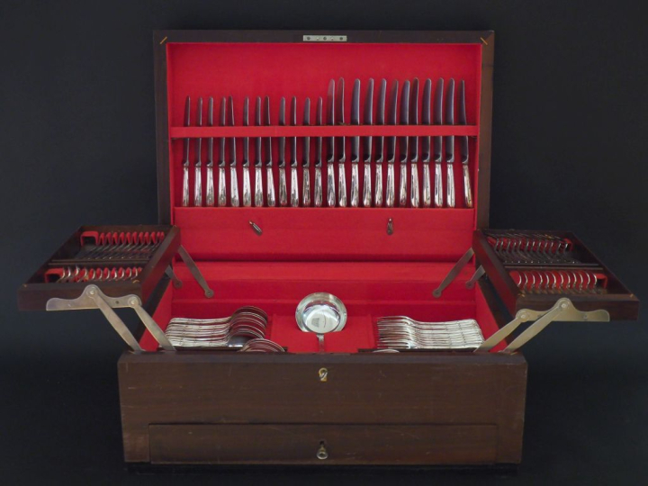 Ménagère de style Louis XVI en métal argenté, à décor de tiges enruban