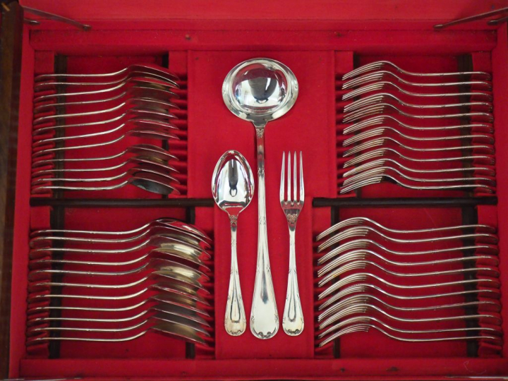 Ménagère de style Louis XVI en métal argenté, à décor de tiges enruban