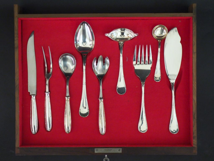 Ménagère de style Louis XVI en métal argenté, à décor de tiges enruban