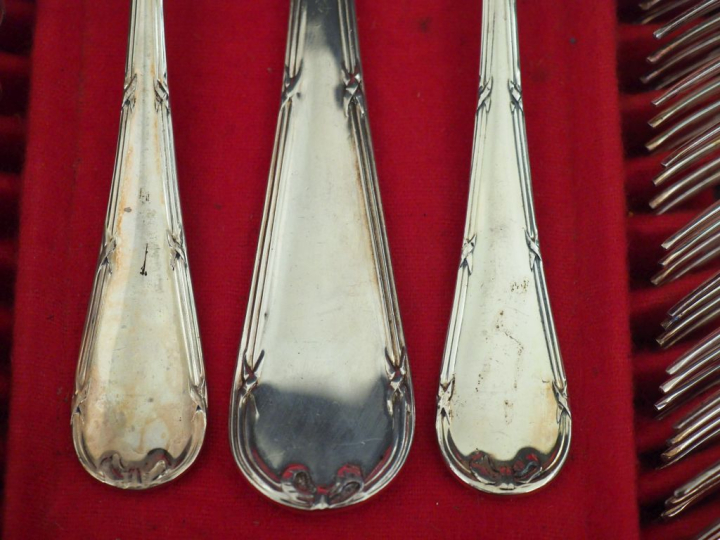 Ménagère de style Louis XVI en métal argenté, à décor de tiges enruban