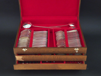 Vente aux enchères Ménagère en métal argenté, modèle à double coquilles. Comprenant :  - 