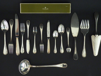Vente aux enchères Partie de ménagère en métal argenté, à décor de rang de perles. Compre