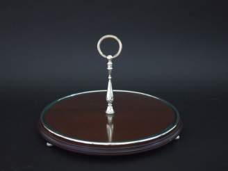Vente aux enchères Plateau à fromage en bois, verre et métal argenté.  M.O : CHRISTOFLE D