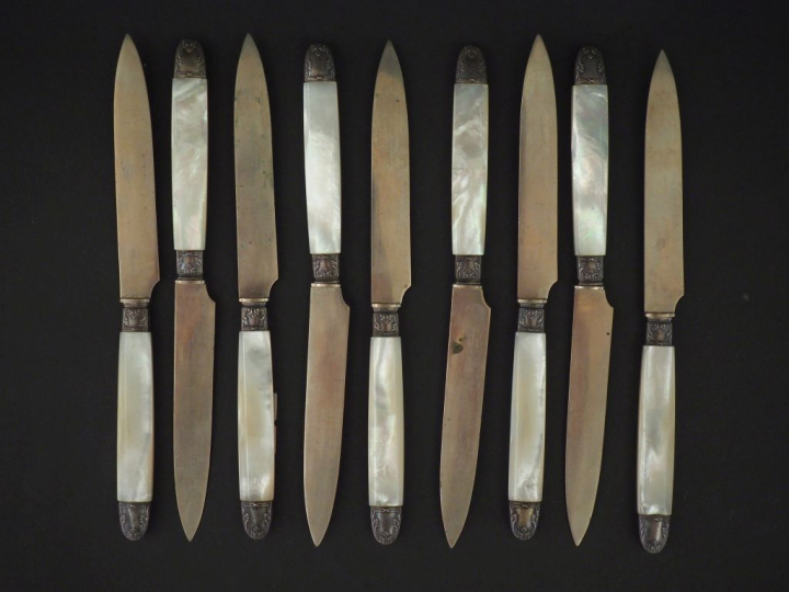 Suite de neuf couteaux à dessert de style Louis XVI en métal argenté, 