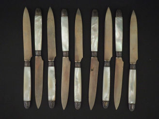 Vente aux enchères Suite de neuf couteaux à dessert de style Louis XVI en métal argenté, 
