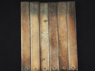 Vente aux enchères Suite de six porte- couteaux de forme rectangulaire en métal argenté. 