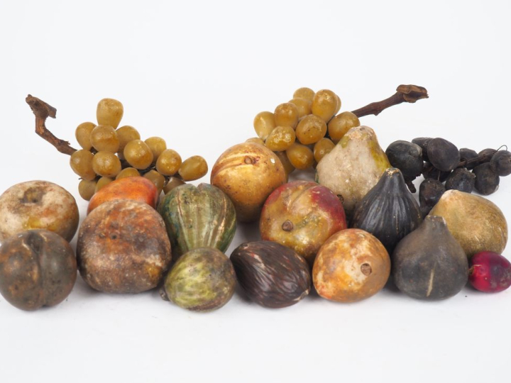 16 fruits XIXème en pierre polychrome : figues, raisins, prunes et poi