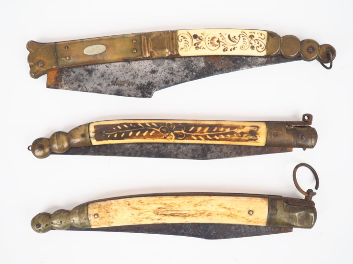 3 différentes navajas XIXème, manches en os ou en corne.