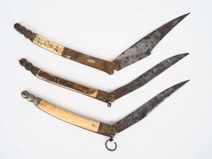 3 différentes navajas XIXème, manches en os ou en corne.