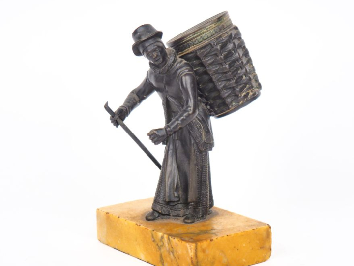 Porte allumettes XIXème en forme de colporteur chapeauté, socle marbre