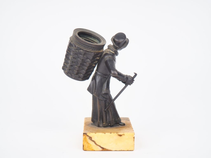 Porte allumettes XIXème en forme de colporteur chapeauté, socle marbre
