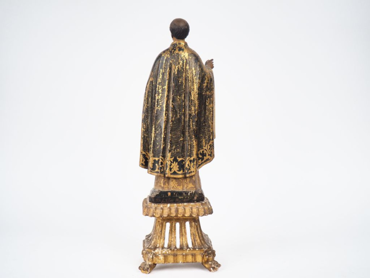 Sujet fin XVIIIème en bois doré et laqué "Saint au livre", les yeux en