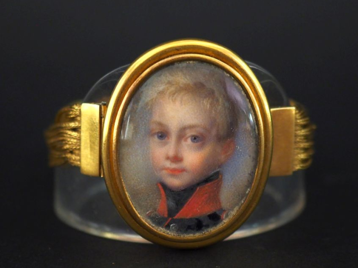 PRÉCIEUX SOUVENIR HISTORIQUE DU DUC DE BORDEAUX Bracelet en or, orné d