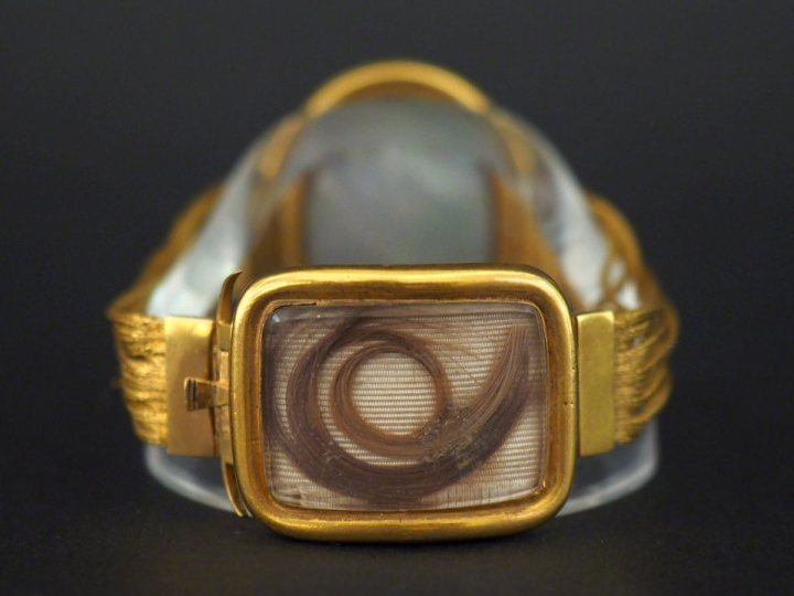 PRÉCIEUX SOUVENIR HISTORIQUE DU DUC DE BORDEAUX Bracelet en or, orné d