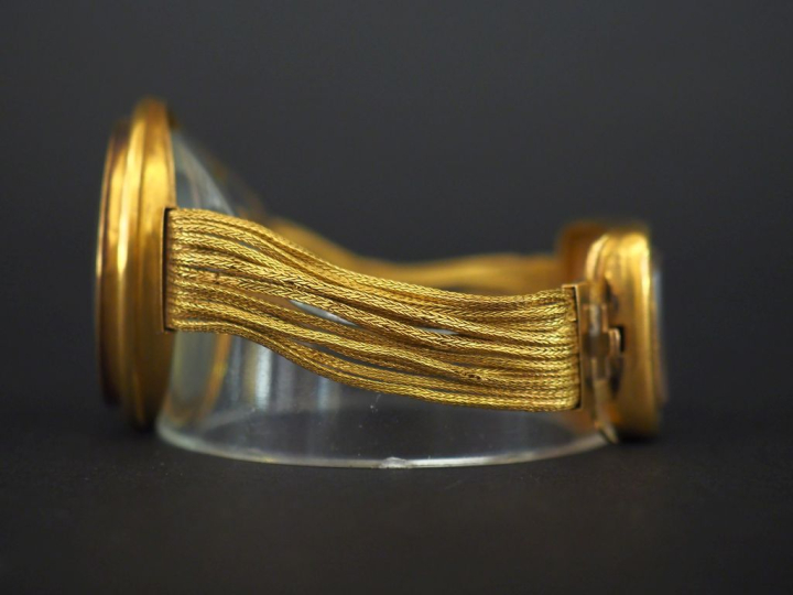 PRÉCIEUX SOUVENIR HISTORIQUE DU DUC DE BORDEAUX Bracelet en or, orné d