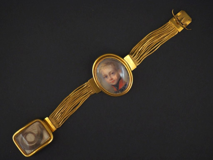 PRÉCIEUX SOUVENIR HISTORIQUE DU DUC DE BORDEAUX Bracelet en or, orné d