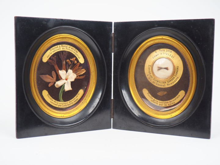 PRÉCIEUX SOUVENIR HISTORIQUE DU PRINCE IMPÉRIAL. Ensemble de deux enca